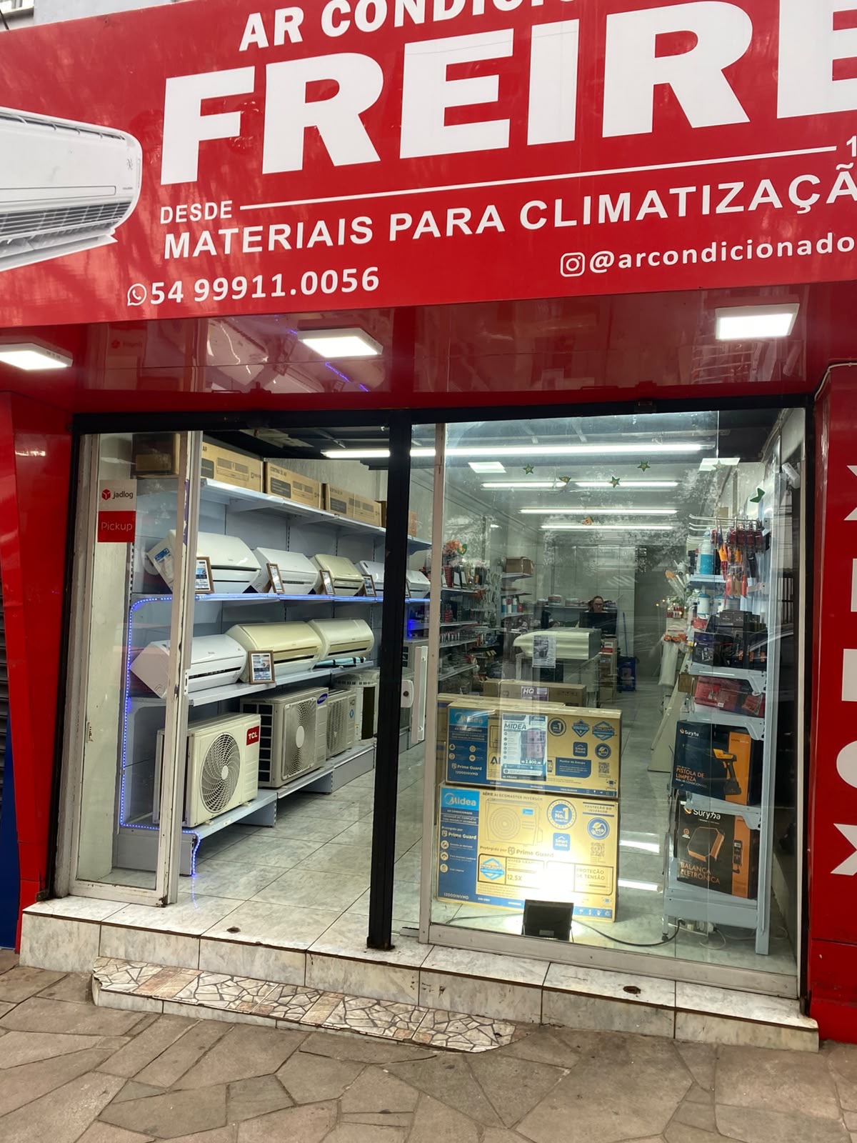 Fachada da loja Ar Condicionados Freire com aparelhos em exposição