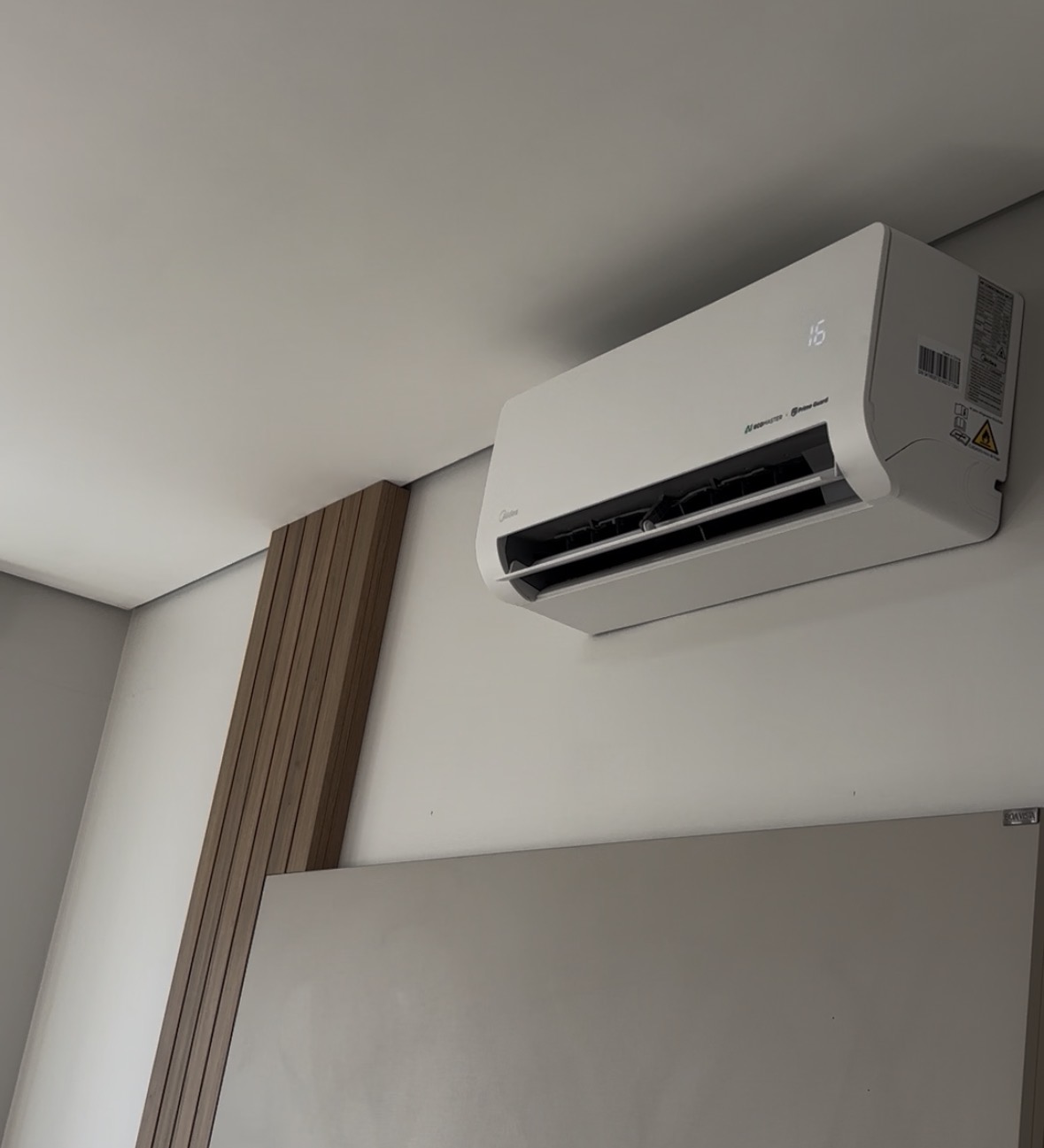 Split Midea instalado ao lado de painel ripado