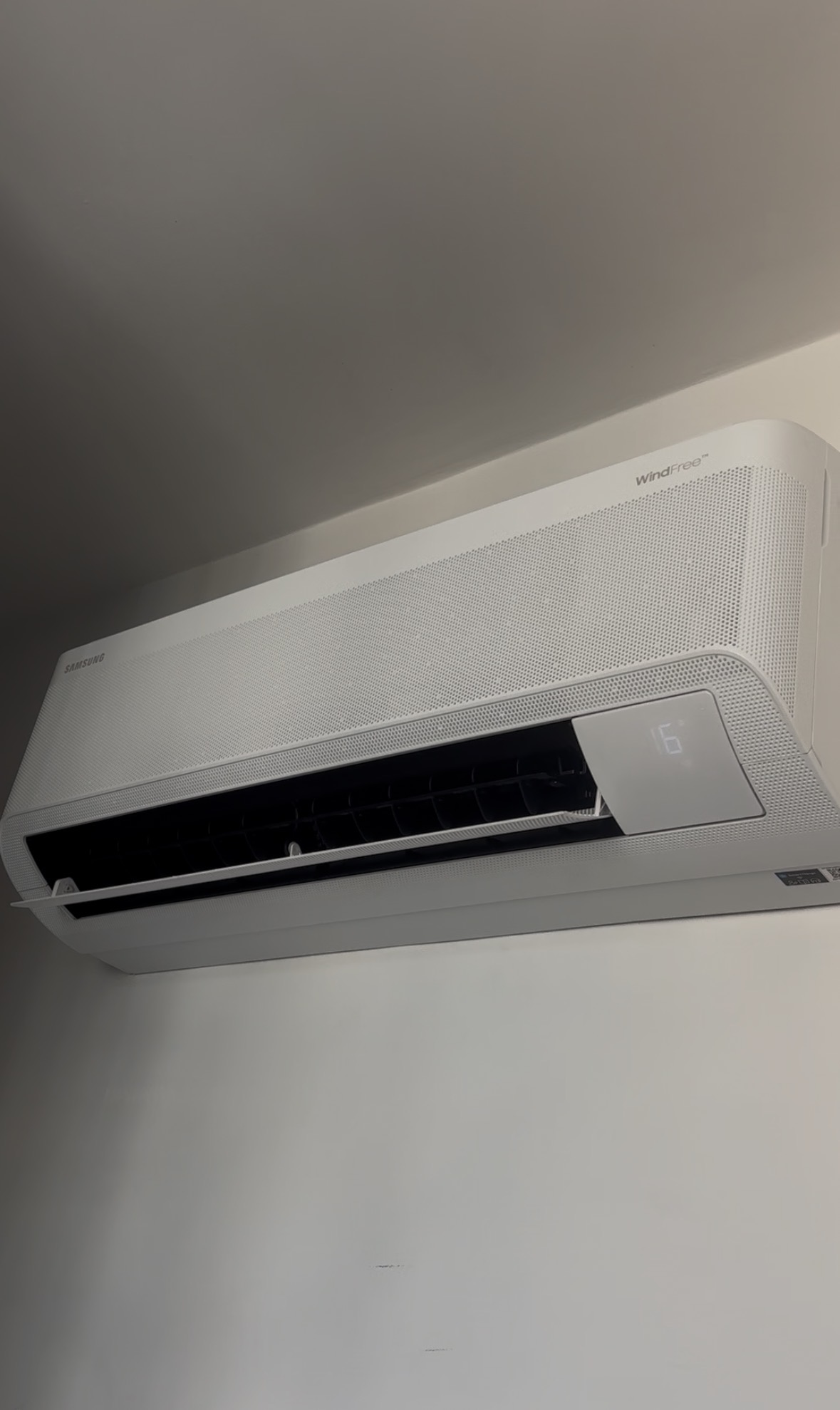 Split Samsung WindFree instalado em parede clara