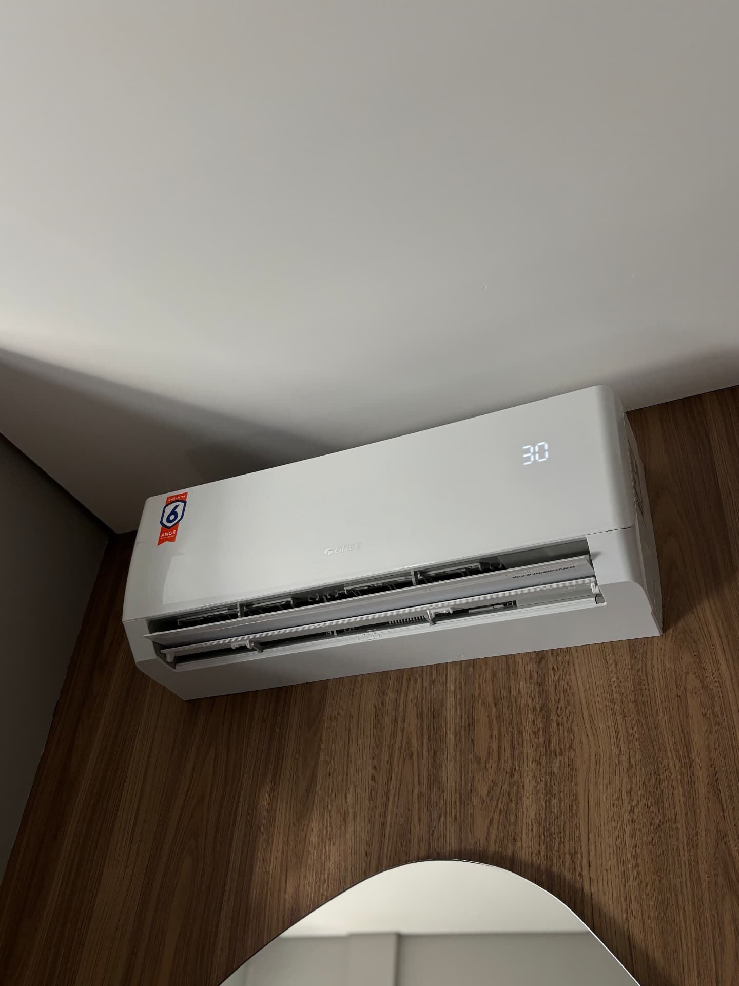 Split Gree instalado em parede amadeirada
