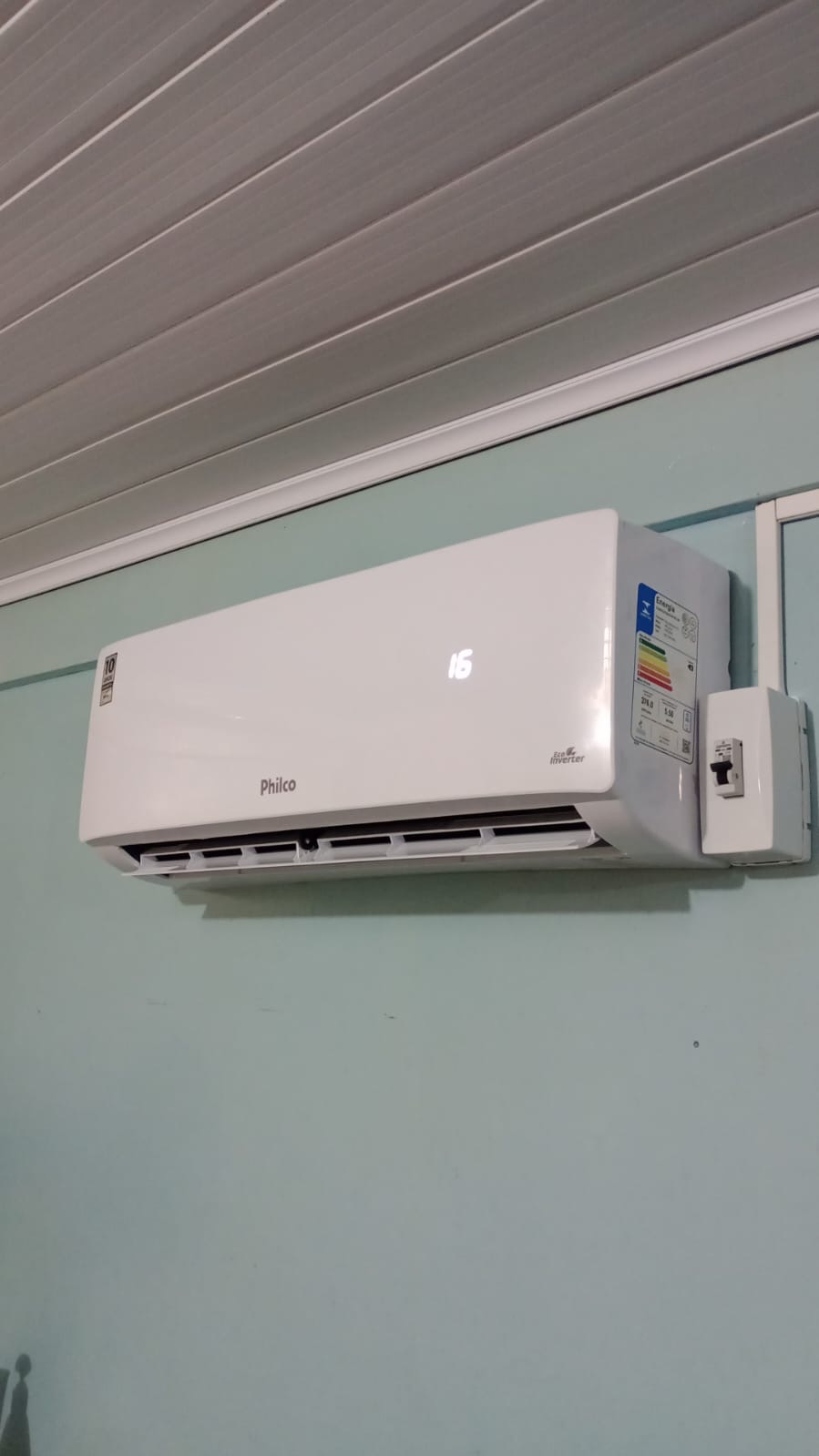 Split Philco instalado em parede verde