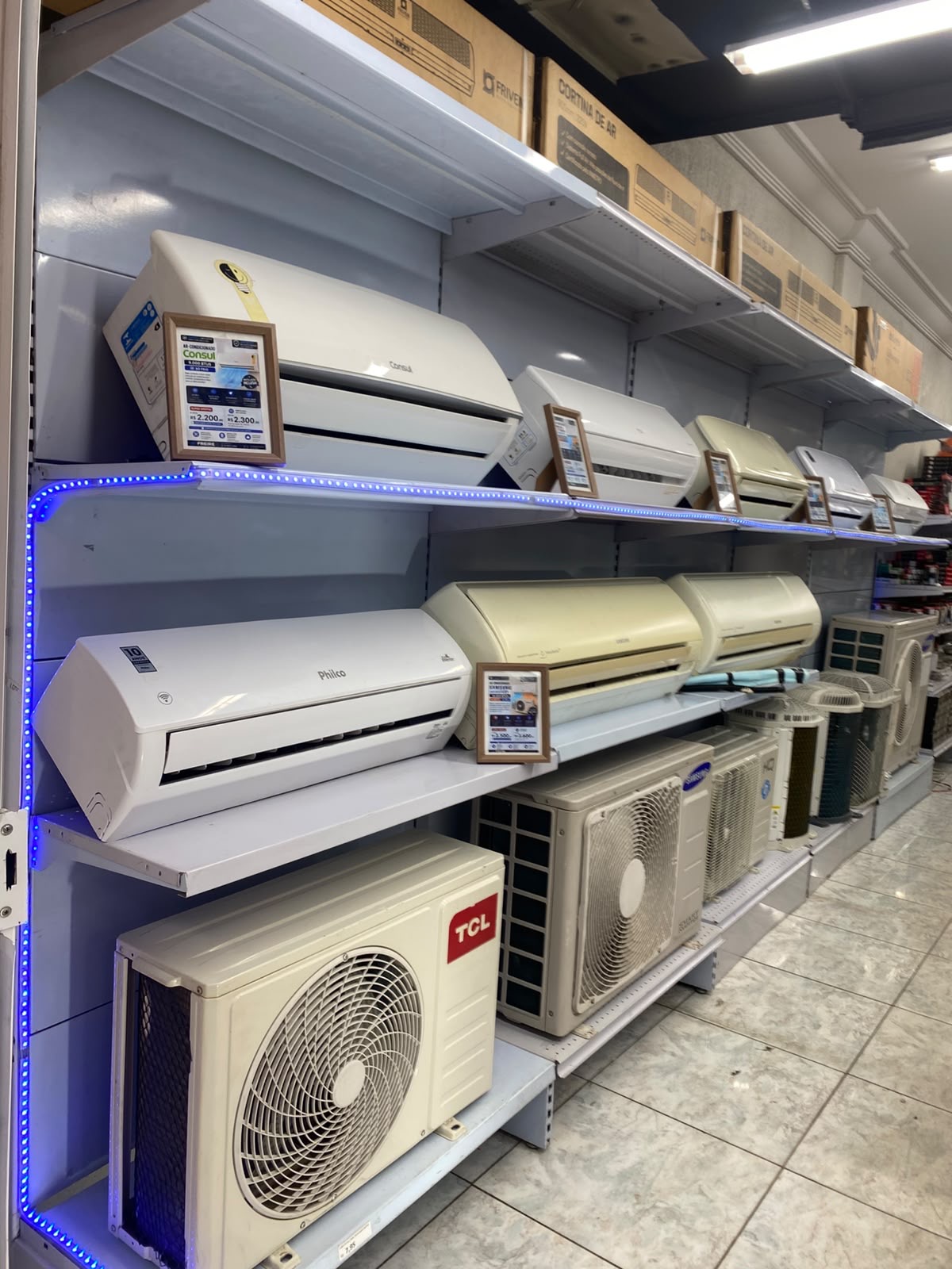 Prateleiras com ar-condicionados split e condensadoras a pronta entrega