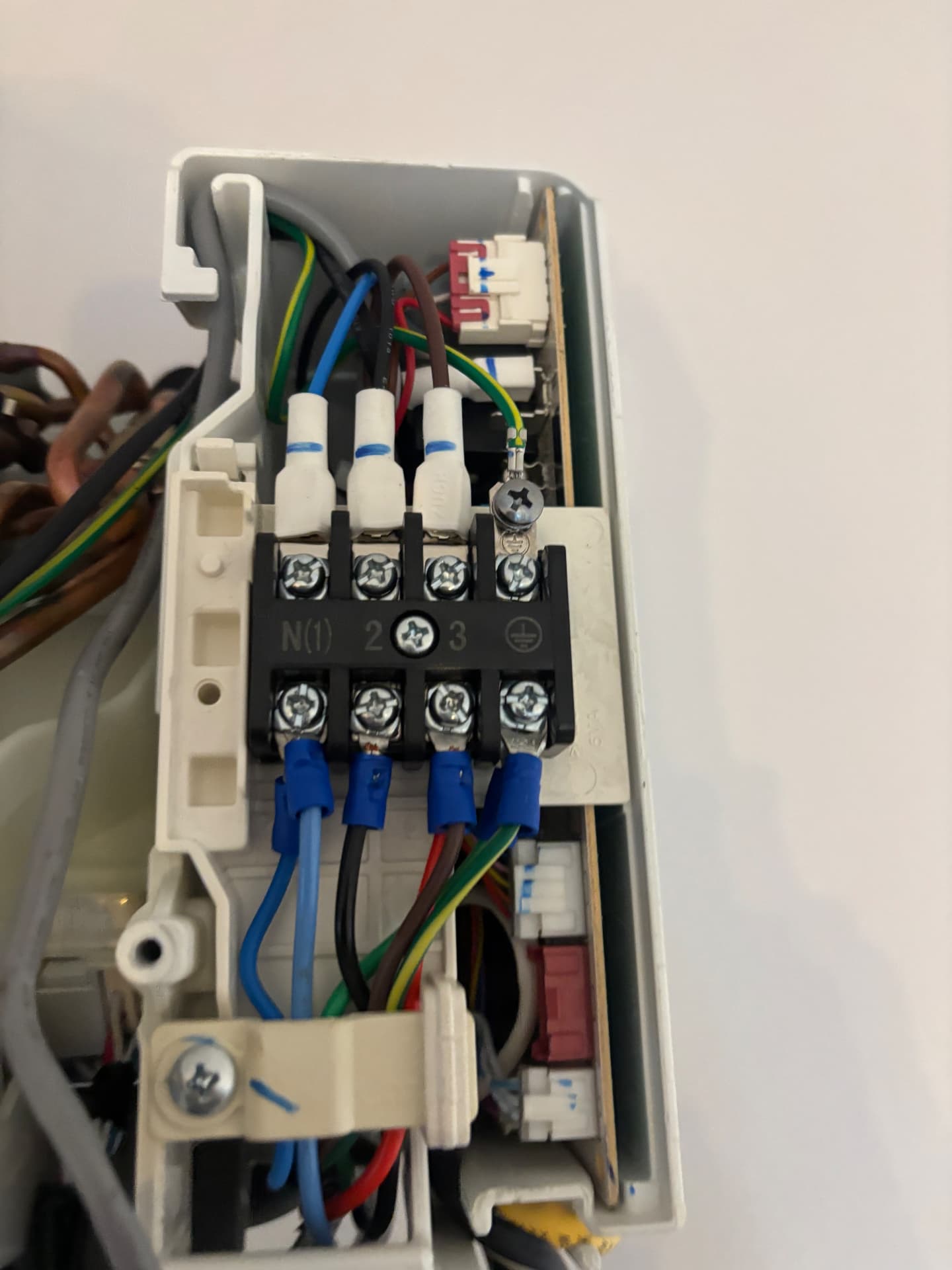Conexões elétricas revisadas na unidade interna