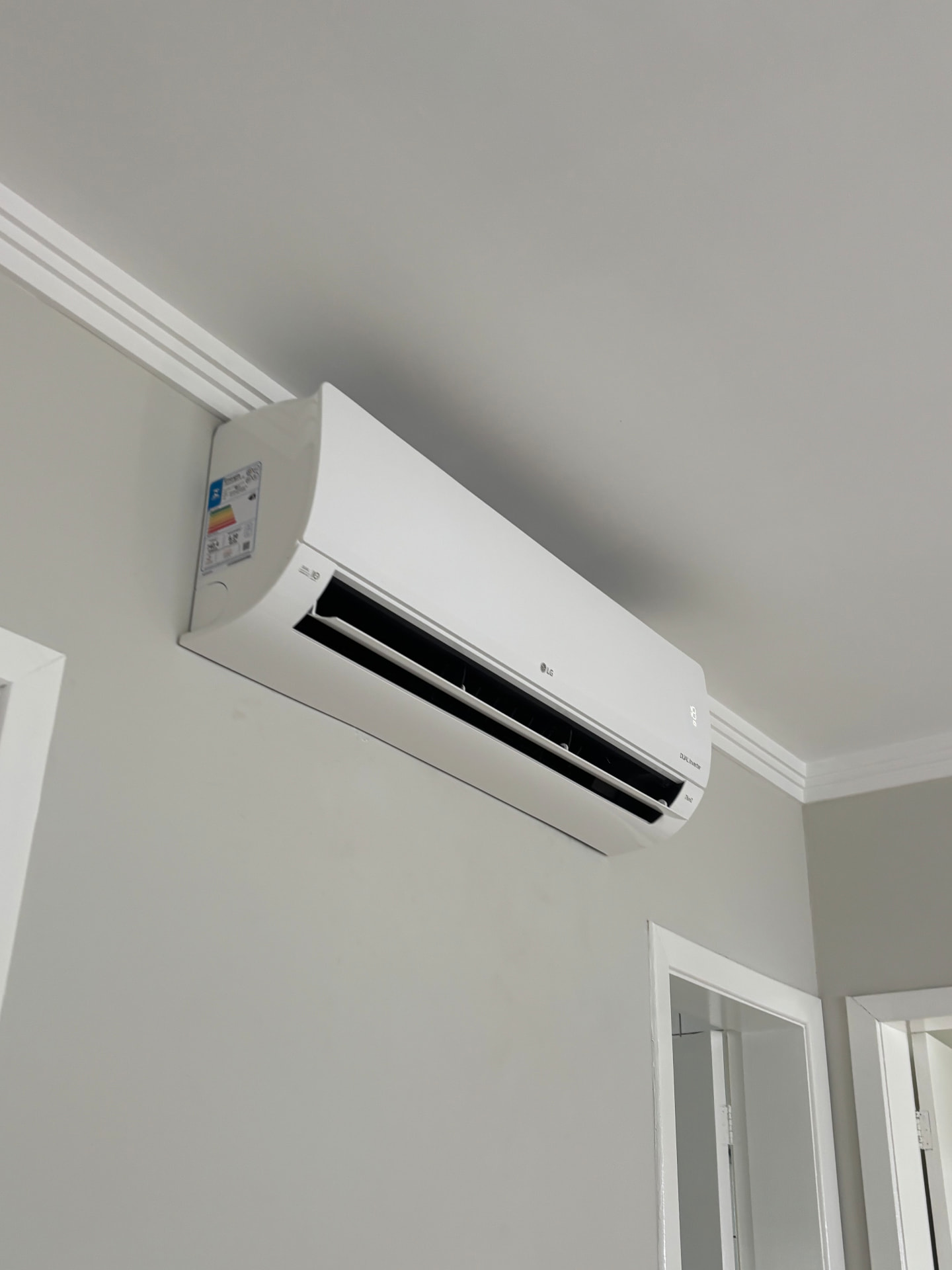Split LG Dual Inverter instalado em quarto