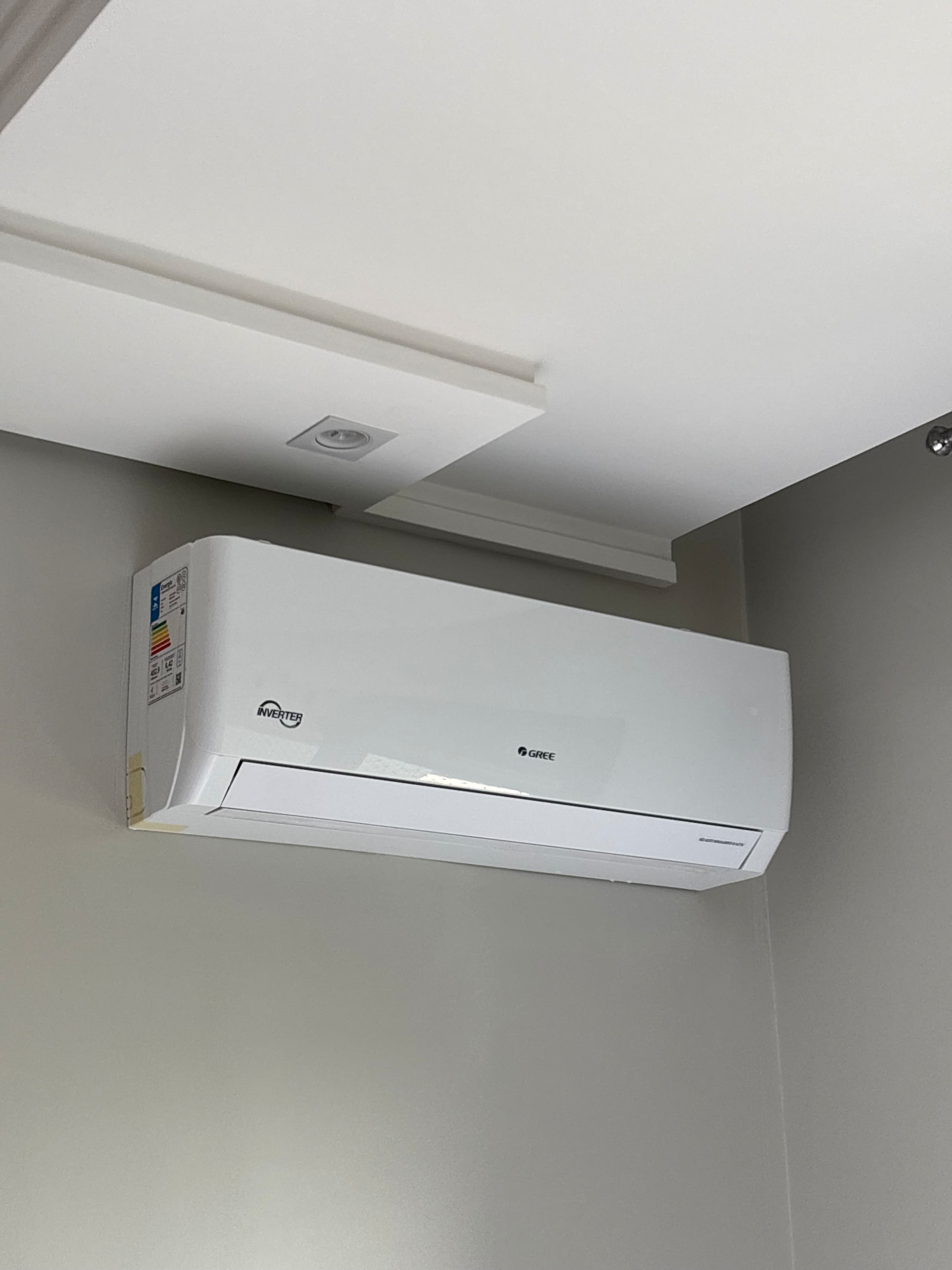 Split Gree Inverter instalado sob sanca de gesso