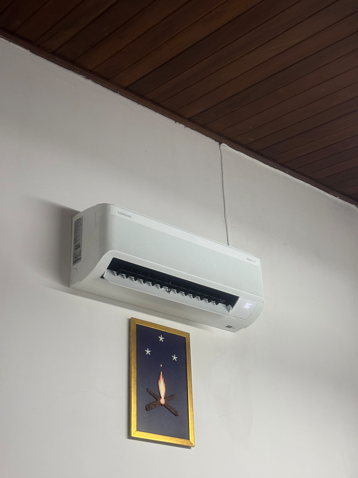 Split Samsung WindFree instalado em ambiente com forro de madeira