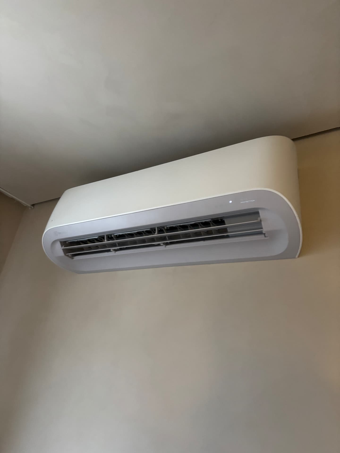 Split instalado em canto de ambiente