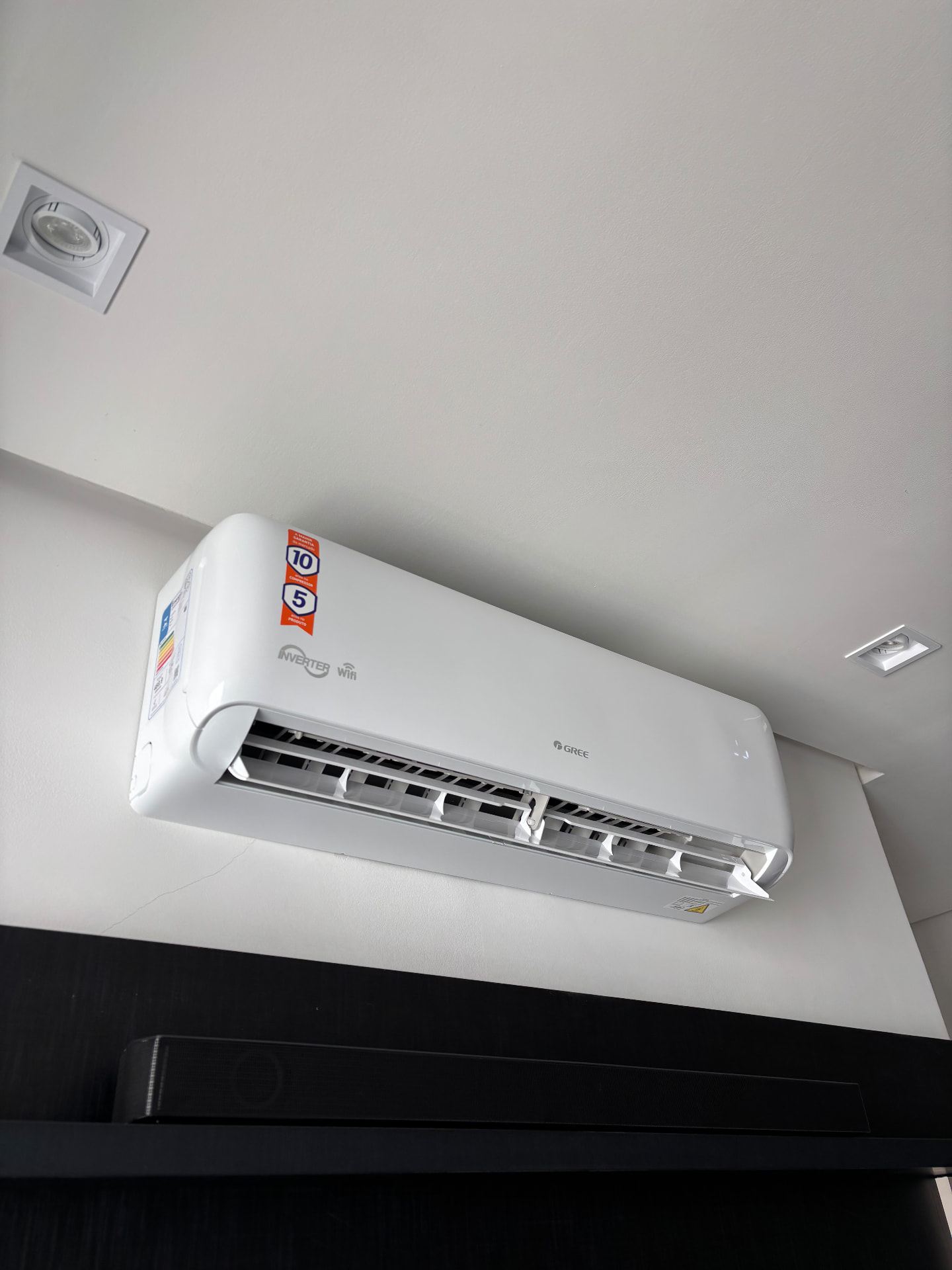 Split Gree Inverter instalado acima de painel escuro