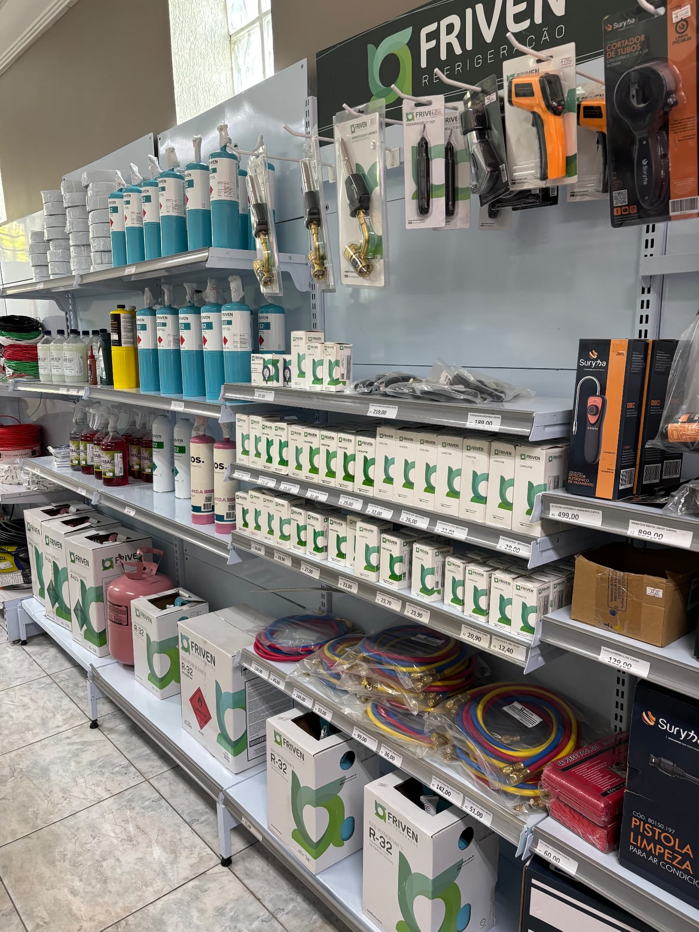Gás refrigerante e acessórios de refrigeração na loja
